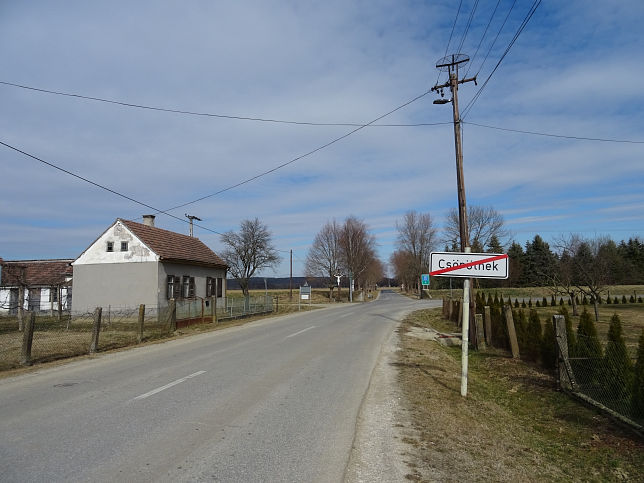 Csrtnek, Ortstafel-Ende