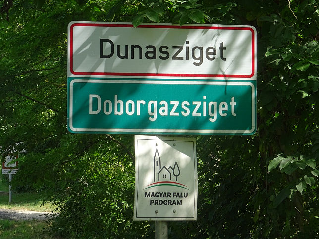 Doborgazsziget, Ortstafel