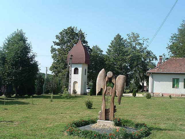 Fels�j�nosfa, Glockenturm und die Engelsstatue