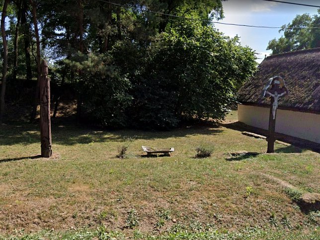 Hegyh�tszentp�ter, Holzkreuz und Skulptur