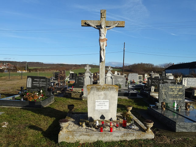 Horvtlv, Friedhofskreuz