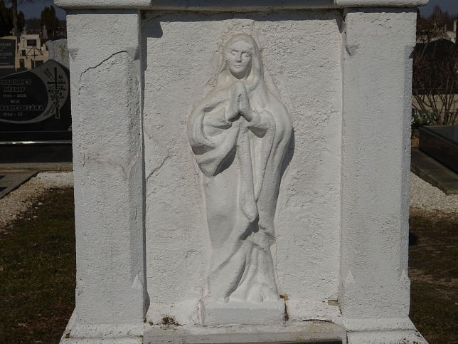 Horv�tn�dalja, Friedhofskreuz