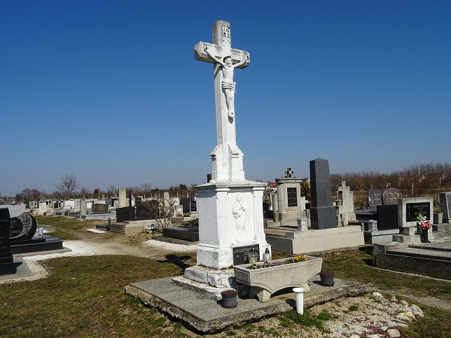 Horv�tn�dalja, Friedhofskreuz
