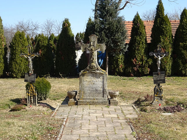 Horv�tn�dalja, Grabstein 'Mutter von sieben Priestern'