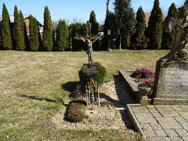 Horv�tn�dalja, Grabstein 'Mutter von sieben Priestern'