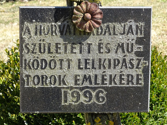 Horv�tn�dalja, Grabstein 'Mutter von sieben Priestern'