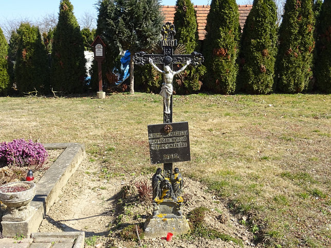 Horv�tn�dalja, Grabstein 'Mutter von sieben Priestern'