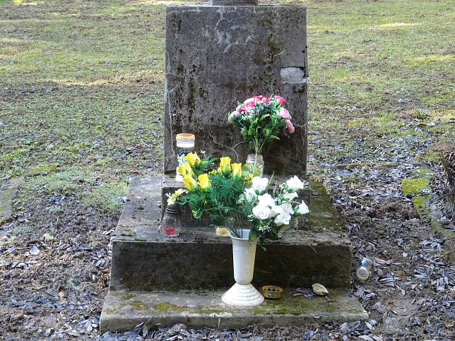 Jakabh�za, Friedhofskreuz