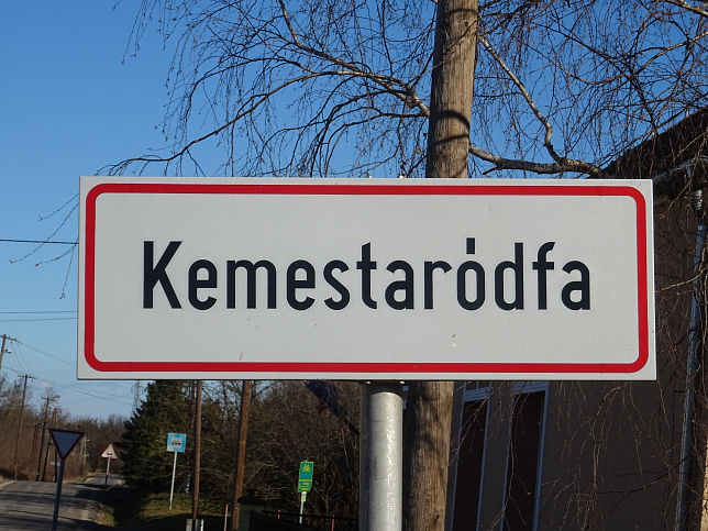 Kemestardfa, Ortstafel