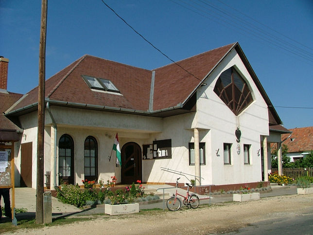 Kisbabot, Gemeindehaus