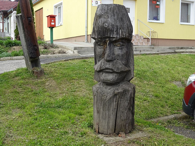 Kondorfa, Skulptur