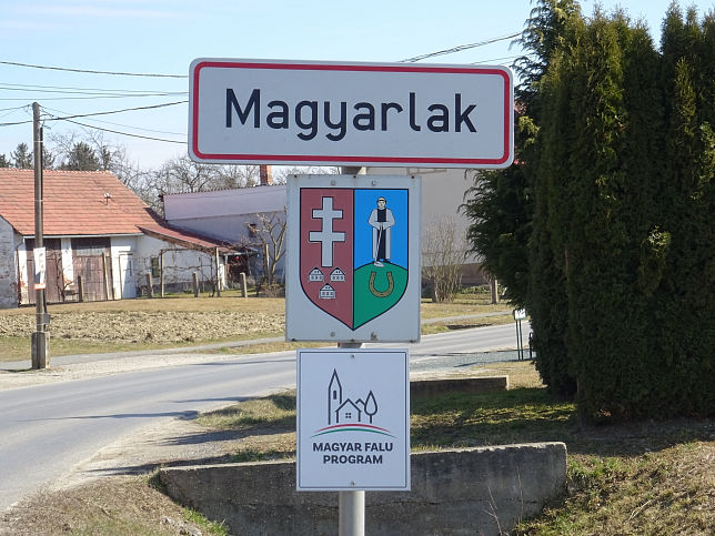 Magyarlak, Ortstafel