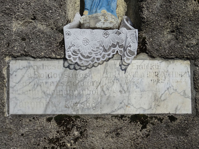 Magyarlak, Steinkreuz mit Marienstatue