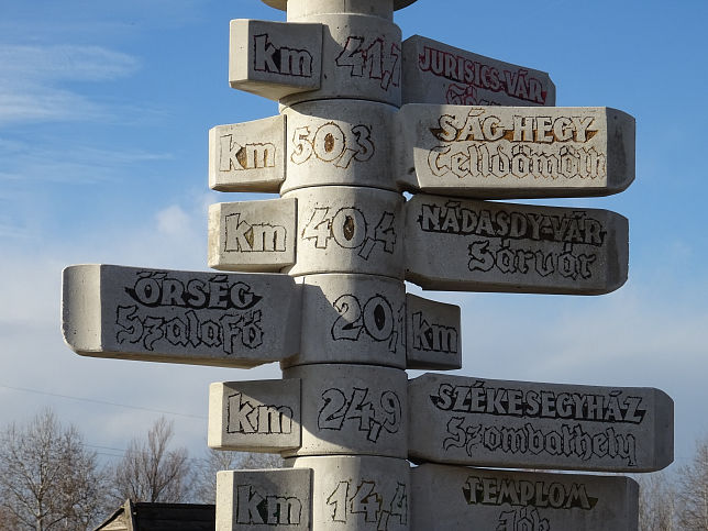 Magyarndalja, Wegweiser