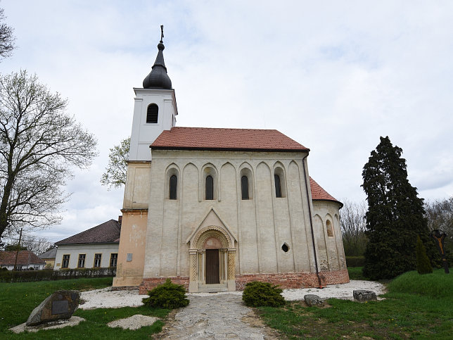 Magyarszecsd, Kirche