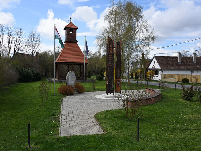 Molnaszecs�d, Denkmal und Glockenturm