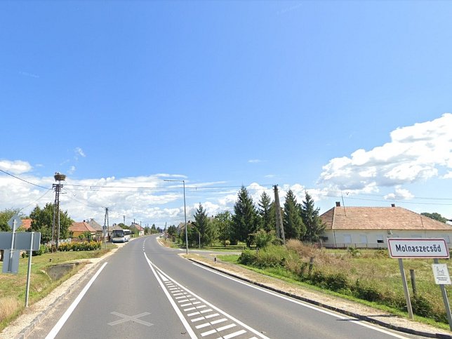 Molnaszecs�d, Ortseinfahrt