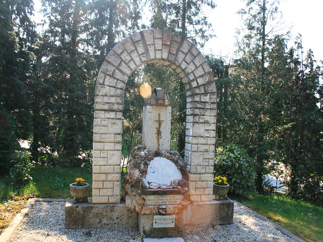 Ndasd, Millennium-Gedenkkreuz