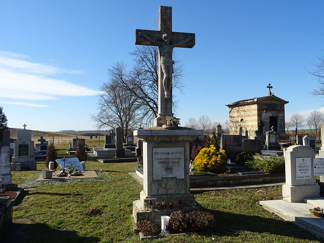 Nagyklked, Friedhofskreuz