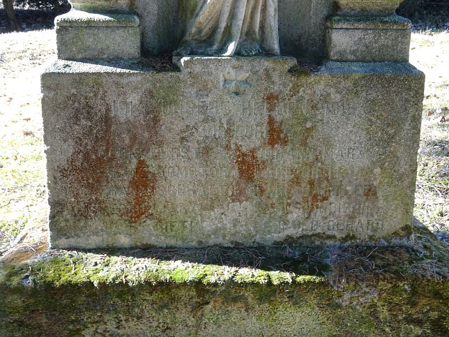 Nemesmedves, Friedhofskreuz