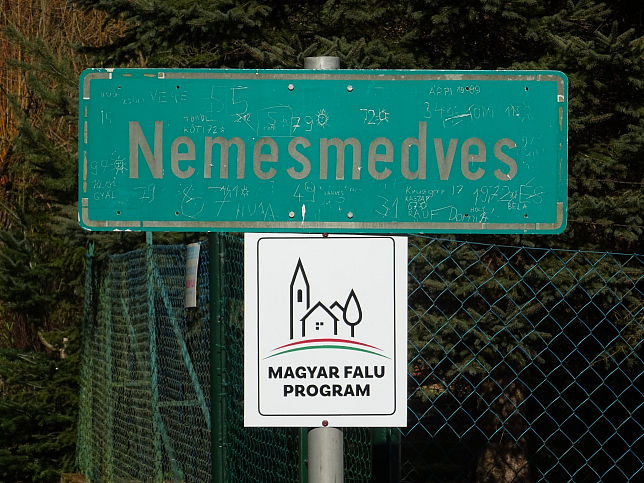 Nemesmedves, Ortstafel