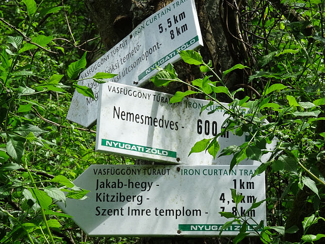 Nemesmedves, Wegweiser
