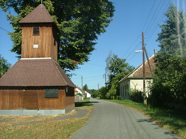 Nemesrempeholl�s, Glockenturm