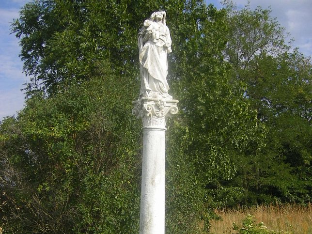 Nygr, Statue