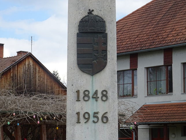 �riszentp�ter, Obelisk der Republik (K�zt�rsas�g obeliszk)