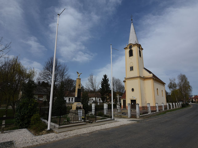 Perenye, Kirche