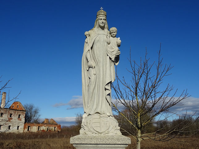 Pornapti, Statue der Patrona Hungariae