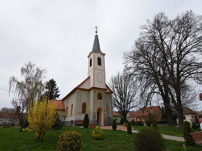Pusztacs, Kirche