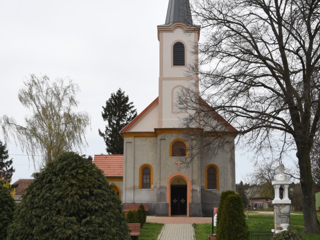 Pusztacs, Kirche