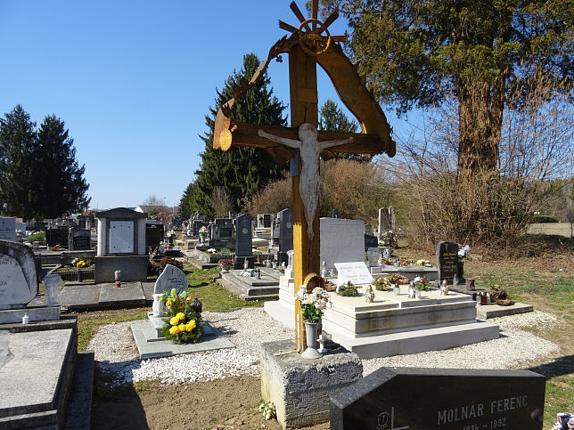 R�baf�zes, Friedhofskreuz