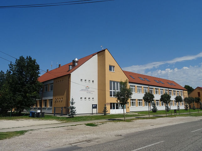 Rajka, Grund- und Musikschule