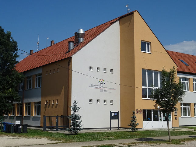 Rajka, Grund- und Musikschule