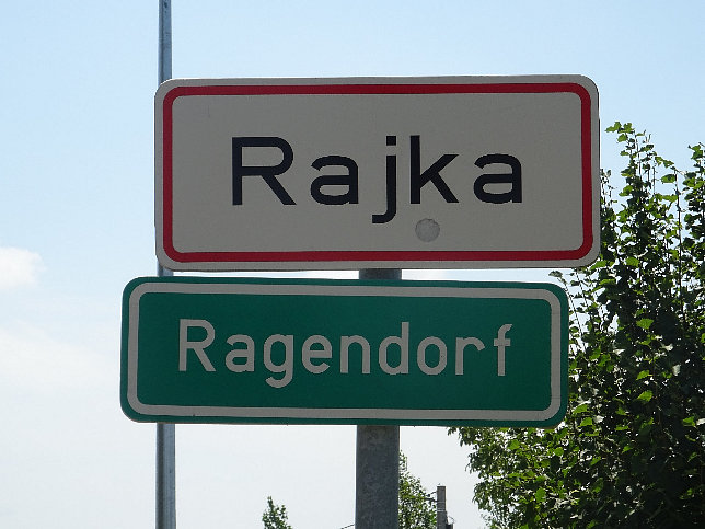 Rajka, Ortstafel