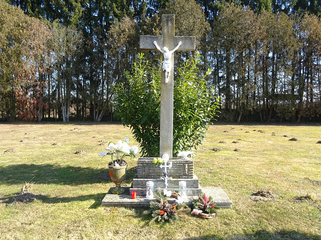 Rnk, Friedhofskreuz