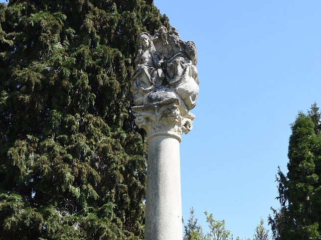 Rum, Dreifaltigkeitsstatue