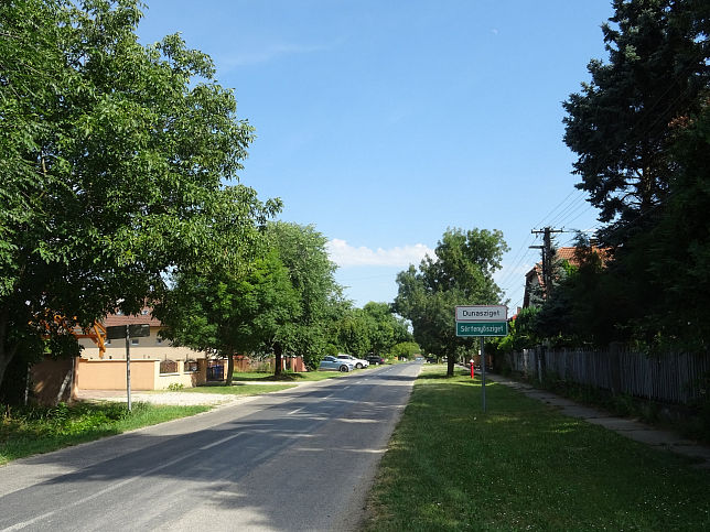 S�rfenyősziget, Ortstafel