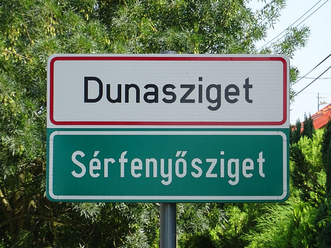 S�rfenyősziget, Ortstafel