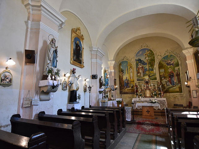Sorkifalud, Kirche Sankt Leonhard