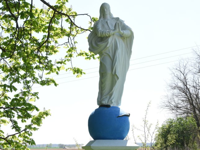 Sorkifalud, Marienstatue