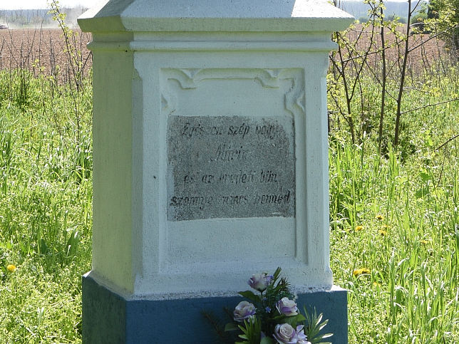 Sorkifalud, Marienstatue