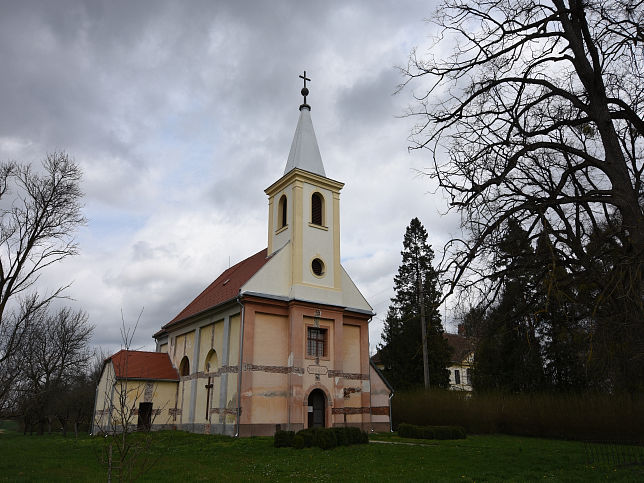 Szarvaskend, Kirche