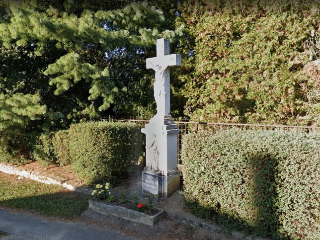 Szarvaskend, Steinernes Kreuz