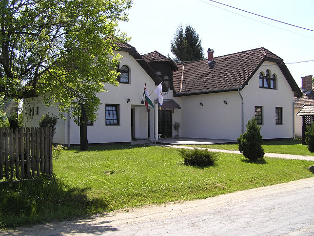 Szatta, Gemeindeamt