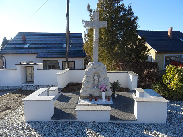 Szentgotthrd, Kreuz mit Marienstatue