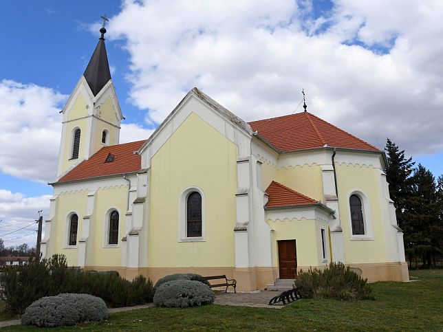 Tanakajd, Kirche