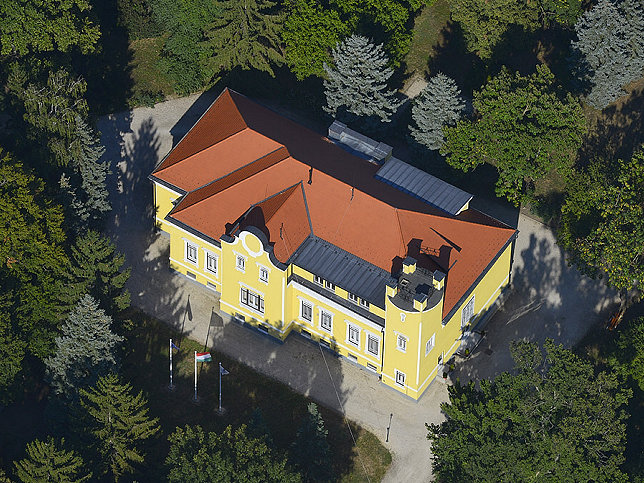 Uraijfalu, Schloss Ajkay